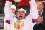 Александр Овечкин с трофеем чемпионата мира после победы России над Финляндией, 2014 год