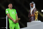 Эмилиано Мартинес получил «Золотую перчатку» чемпионата мира по футболу в Катаре, 18 декабря 2022 года