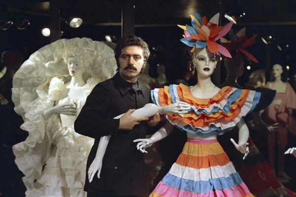 Пако Рабан во время работы над&nbsp;дизайном бумажных платьев, которые являлись частью его коллекции 1973&nbsp;года