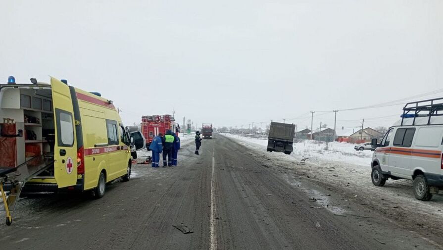 В Саратовской области Lada с шестью пассажирами врезалась в грузовик, четверо погибли