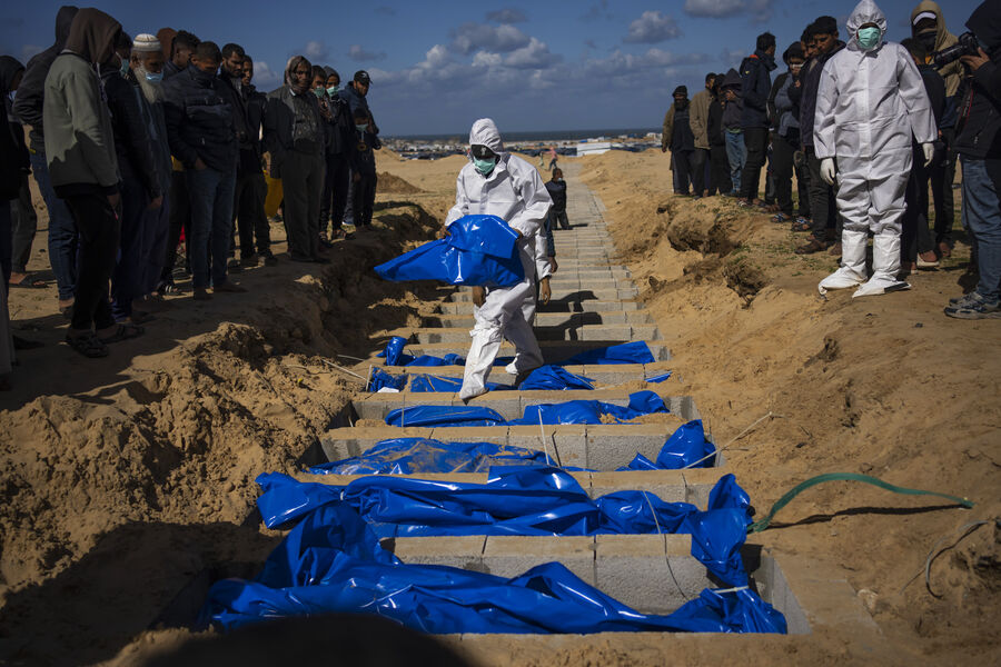 Палестинцы проводят массовые похороны людей, погибших в&nbsp;результате военного конфликта с&nbsp;Израилем и возвращенных в&nbsp;Газу израильскими военными, Рафах, сектор Газа, 30&nbsp;января 2024