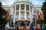 Барак и Мишель Обама на празднике в честь Хеллоуина во дворе Белого дома
