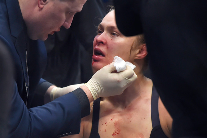 Ронда Роузи во время главного поединка турнира UFC 193 на арене Etihad Stadium в Мельбурне