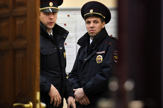Полиция в фойе теарта Армена Джигарханяна на Ломоносовском проспекте, 26 октября 2017 года