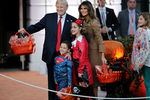 Президент США Дональд Трамп и его супруга Меланья во время празднования Хеллоуина в Белом доме, 30 октября 2017 года