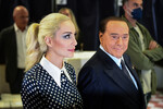 Сильвио Берлускони и его жена, депутат итальянского парламента, Марта Фашина во время всеобщих выборов в Милане, Италия, 2022 год