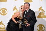 Леди Гага и Тони Беннетт с наградой за лучший поп-вокальный альбом «Cheek to Cheek» на 57-й ежегодной премии «Грэмми» в Лос-Анджелесе, 2015 год
