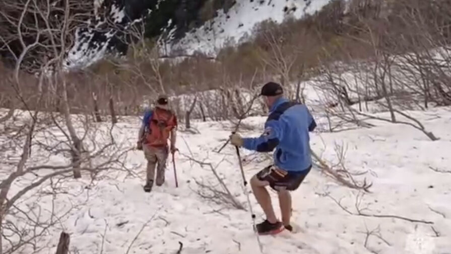 Турист в шортах и футболке застрял на заснеженном склоне в Сочи 