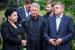 Вице-губернатор Санкт-Петербурга Кирилл Поляков и президент АО «Автоваз» Максим Соколов (справа налево) перед началом церемонии захоронения бывшего министра транспорта РФ Романа Старовойта на Смоленском кладбище в Санкт-Петербурге, 11 июля 2025 года