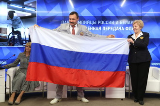 Олимпийская чемпионка по конькобежному спорту Светлана Журова, начальник отдела зимних видов спорта министерства спорта Белоруссии Андрей Фомочкин и вице-президент Паралимпийского комитета России Лидия Абрамова (слева направо)