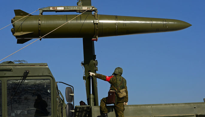 Загрузка ракеты транспортно-заряжающей машиной на самоходную пусковую установку...