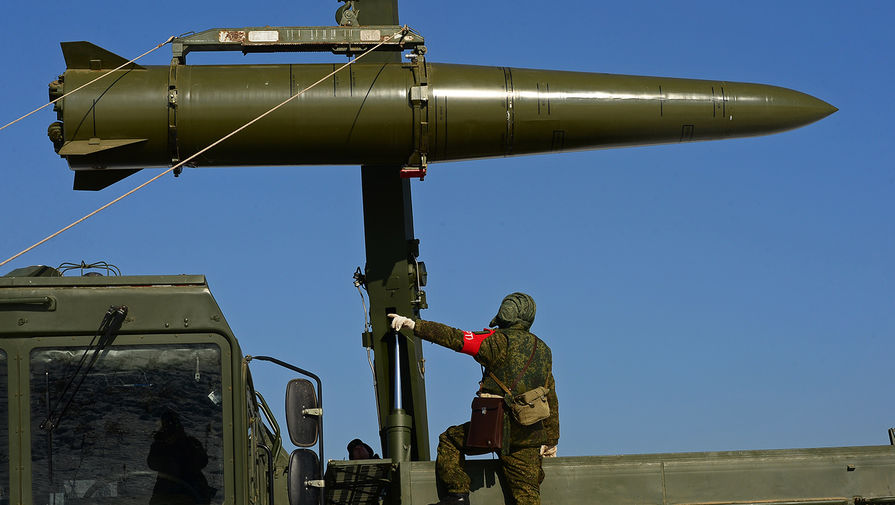 Загрузка ракеты транспортно-заряжающей машиной на самоходную пусковую установку оперативно-тактического ракетного комплекса «Искандер-М»