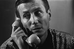 Поэт, прозаик Евгений Александрович Евтушенко разговаривает по телефону, 1975 год