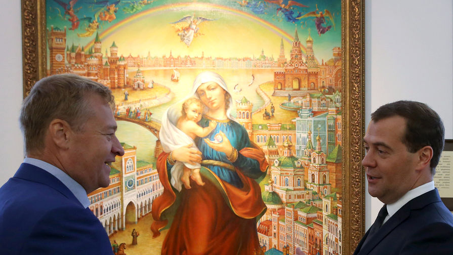 Глава Республики Марий Эл Леонид Маркелов и премьер-министр России Дмитрий Медведев во время осмотра экспозиции Национальной художественной галереи, июнь 2014 года