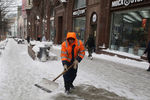 Сотрудник коммунальных служб убирают последствия снегопада на Тверской улице в Москве, 4 марта 2018 года