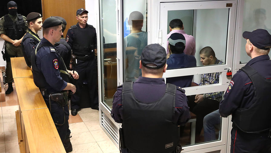 Один из членов банды GTA Хазратхон Додохонов (на втором плане справа) во время оглашения приговора пятерым членам банды GTA, обвиняемых в убийствах и бандитизме, в Московском областном суде, 9 августа 2018 года