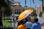 Зонт с флагами США и Южного Вьетнама во время прощания с сенатором Джоном Маккейном в Капитолии штата Аризона в Финиксе, 29 августа 2018 года