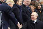 Президент США Дональд Трамп и президент России Владимир Путин во время празднования 100-летия окончания Первой мировой войны в Париже, 11 ноября 2018 года