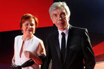 Телеведущий Юрий Николаев с супругой во время церемонии открытия 34 Московского Международного кинофестиваля, 2012 год
