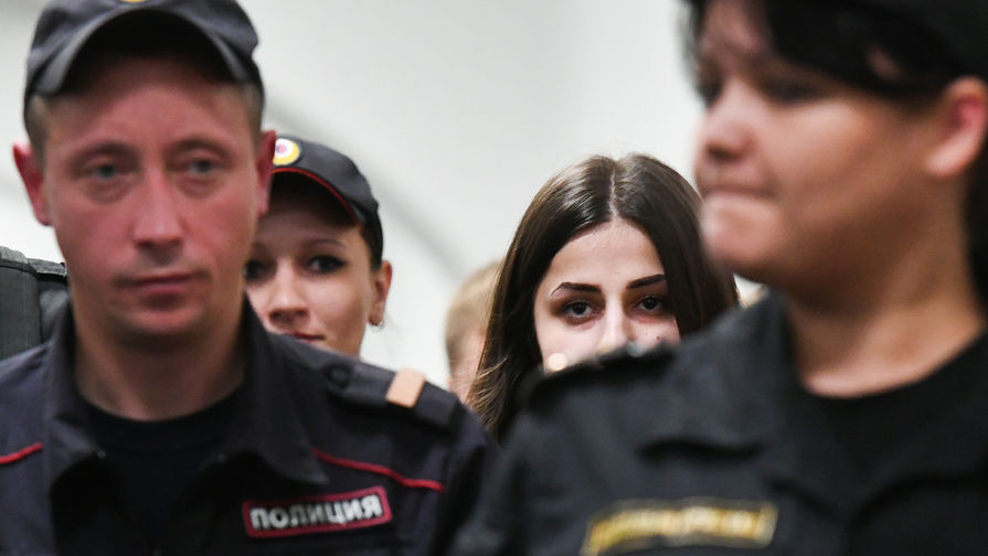 Одна из сестер Хачатурян Ангелина в Басманном суде, сентябрь 2018 года