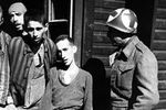 Сержант 9-й армии США беседует с освобожденным узником концлагеря Бухенвальд,, 19 апреля 1945 года
