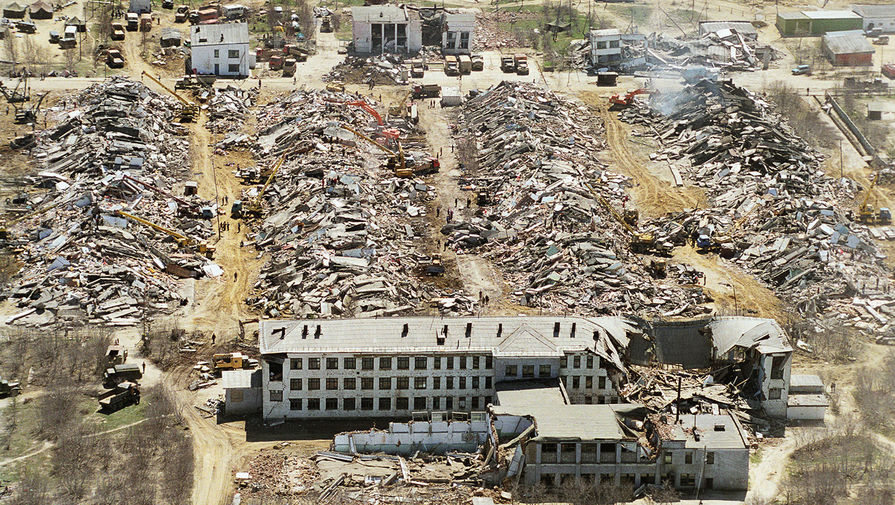 17 пятиэтажных жилых домов, превратившихся в&nbsp;руины на&nbsp;улицах Нефтегорска, 30 мая 1995 года