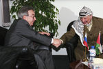 Глава Палестинской национальной администрации Ясир Арафат и министр иностранных дел РФ Евгений Максимович Примаков во время встречи, 1997 год 