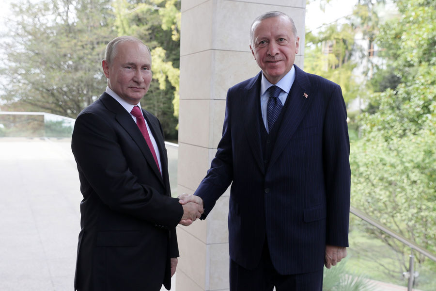 Президент России Владимир Путин и президент Турции Реджеп Тайип Эрдоган во время встречи в сочинской резиденции Бочаров Ручей, 29 сентября 2021 года 