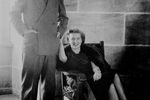 Адольф Гитлер и Ева Браун в своем доме в Берхтесгадене, недатированная фотография