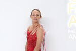 Эмбер Валлетта, одна из самых высокооплачиваемых фотомоделей девяностых, позировала в платье Conner Ives, украшенном пайетками и перьями