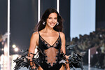 Модель Ирина Шейк во время показа Victoria's Secret Fashion Show 2024. Нью-Йорк, США. 16 октября 2024 года.