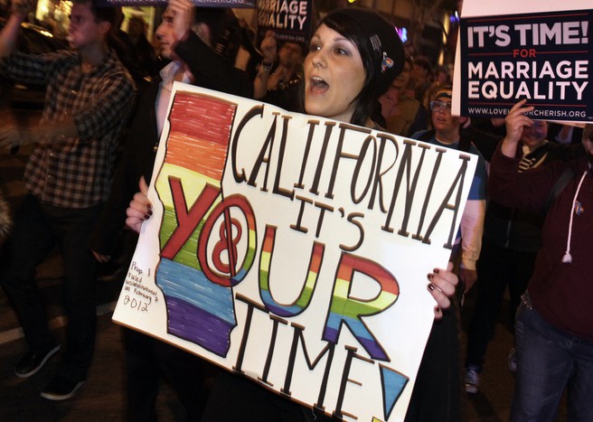 Калифорния опять легализовала гомосексуальные браки. Девятый окружной суд США во вторник отменил поправку, запрещающую однополые браки. Об этом сообщает Reuters.