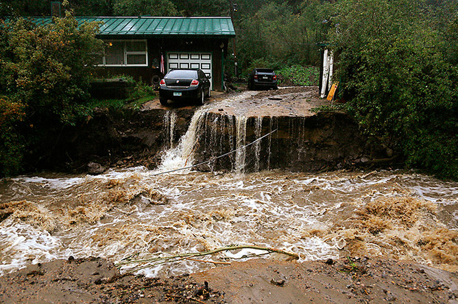 Cпасатели и национальная гвардия борются с последствиями наводнения в Колорадо