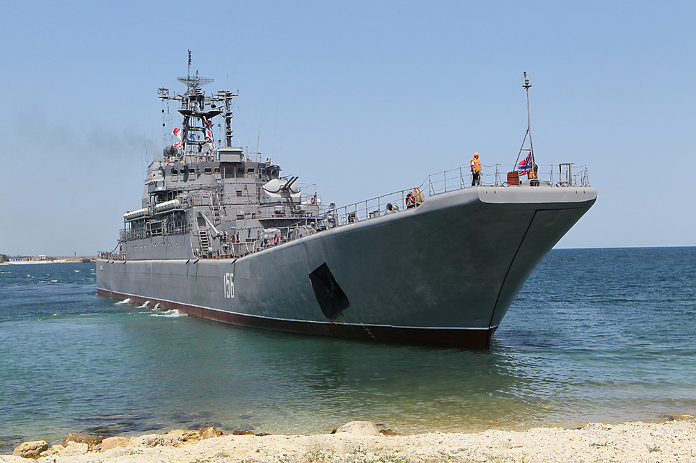 Погрузка морского десанта на большой десантный корабль «Ямал» в Севастопольской бухте. 2010 год