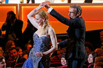 Актриса Николь Кидман танцует с ведущим церемонии актером Ламбером Вильсоном во время церемонии открытия 67-го Каннского кинофестиваля