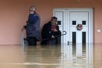 Мужчины ждут эвакуации в городе Обреновац