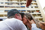 Нико Росберг целует свою девушку Вивиан Сиболд после победы в Гран-при
