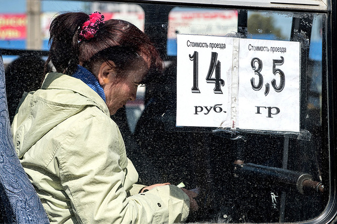 Цена проезда на стекле маршрутного такси в Севастополе
