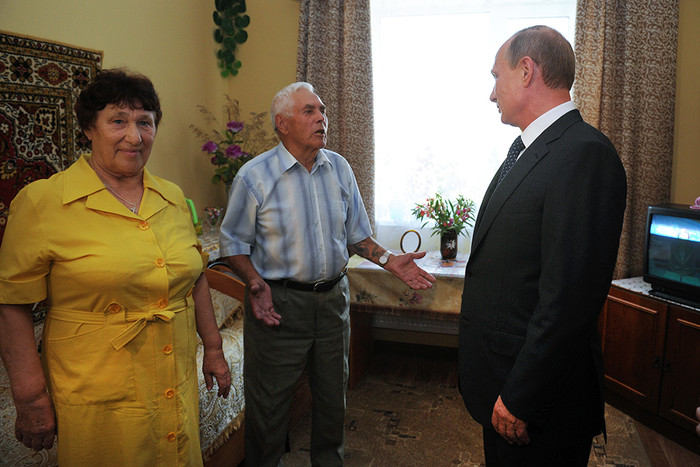 Владимир Путин во время посещения дома-интерната для престарелых и инвалидов «Пансионат «Каширский» в Воронежской области