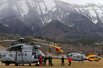 Спасательные вертолеты недалеко от места крушения самолета авиакомпании Germanwings на юге Франции