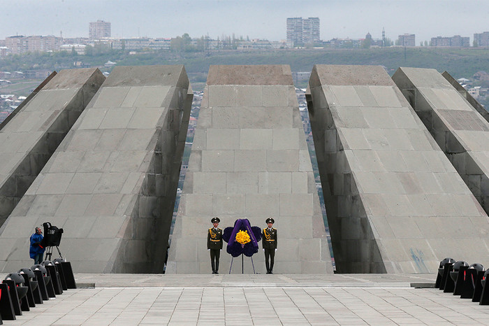 Церемония поминовения жертв геноцида армян у&nbsp;мемориального комплекса Цицернакаберд