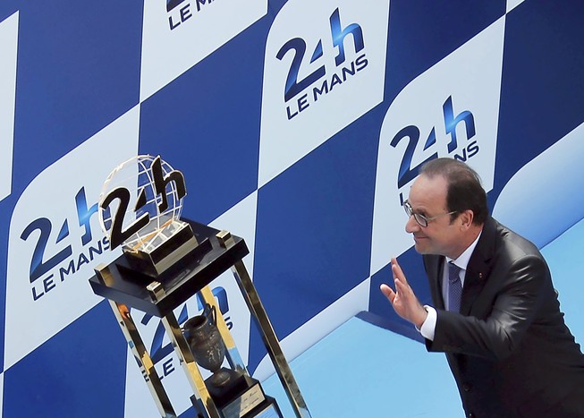 Трофей победителя гонки и Франсуа Олланд