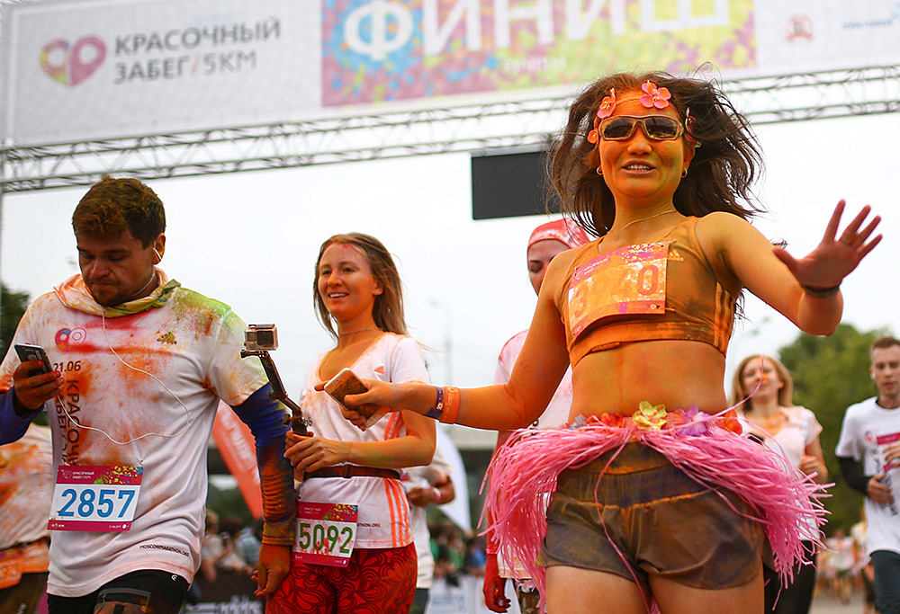 Участники третьего этапа подготовки к Московскому марафону «Красочный забег» на территории спорткомплекса «Лужники»