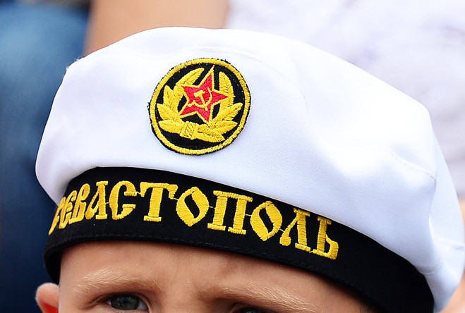 Зритель военного парада в рамках празднования Дня Военно-морского флота России на водно-спортивной станции Тихоокеанского флота