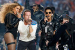 Певица Бейонсе, солист группы Coldplay Крис Мартин и Бруно Марс 