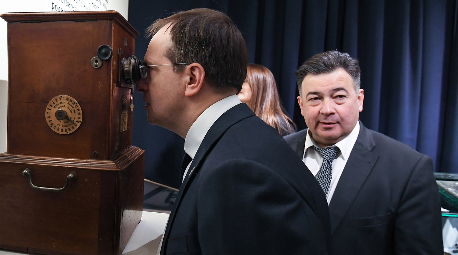 Министр культуры Российской Федерации Владимир Мединский и генеральный директор Всероссийского музейного объединения музыкальной культуры имени М.И. Глинки Михаил Брызгалов (слева направо) на выставке «Фёдор Шаляпин. 1917. Личная история» в Мемориальной усадьбе Ф.И Шаляпина во время всероссийской культурно-образовательной акции «Ночь искусств» в Москве