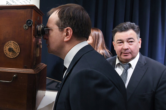 Министр культуры Российской Федерации Владимир Мединский и генеральный директор Всероссийского музейного объединения музыкальной культуры имени М.И. Глинки Михаил Брызгалов (слева направо) на выставке «Фёдор Шаляпин. 1917. Личная история» в Мемориальной усадьбе Ф.И Шаляпина во время всероссийской культурно-образовательной акции «Ночь искусств» в Москве