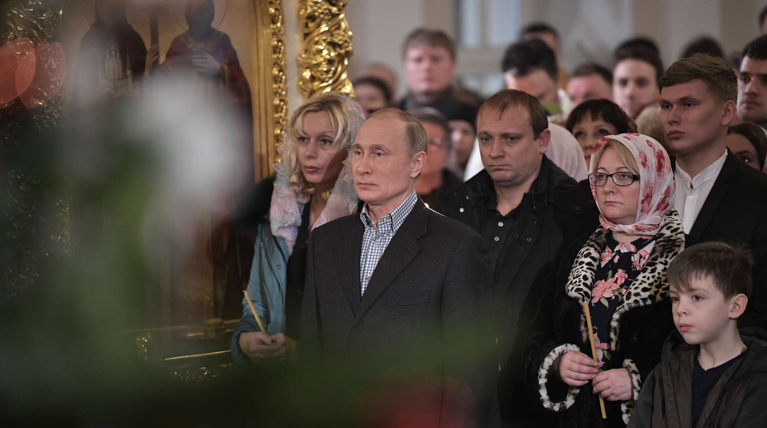 Президент России Владимир Путин во время рождественского богослужения в церкви святых и праведных Симеона Богоприимца и Анны Пророчицы в Санкт-Петербурге, 7 января 2018 года