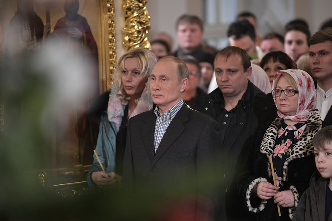 Президент России Владимир Путин во время рождественского богослужения в церкви святых и праведных Симеона Богоприимца и Анны Пророчицы в Санкт-Петербурге, 7 января 2018 года