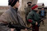 Вооруженные дети на одном из блокпостов боевиков на востоке Грозного, 15 января 1995 года